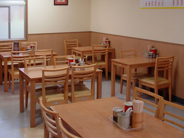 岡本中華店内01